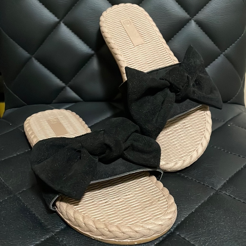 •NWOT BOW SANDALS•